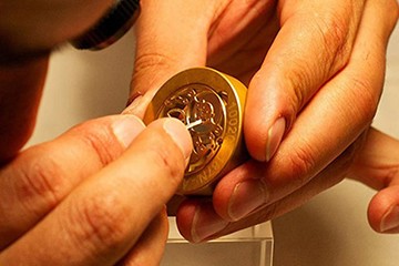 大连欧米茄的手表为什么会走慢了2分钟